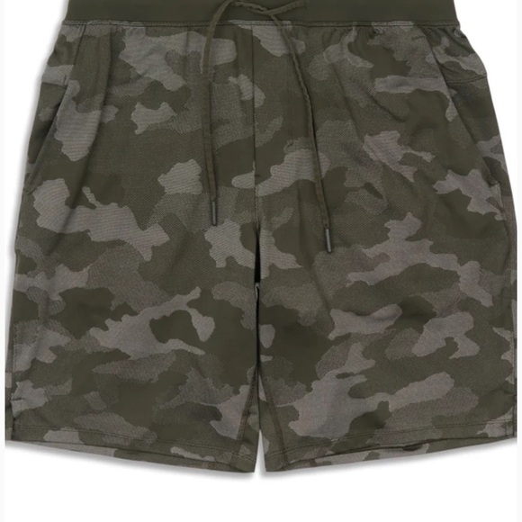 Lululemon like new lined camo pace breaker 9’ - Picture 3 of 6